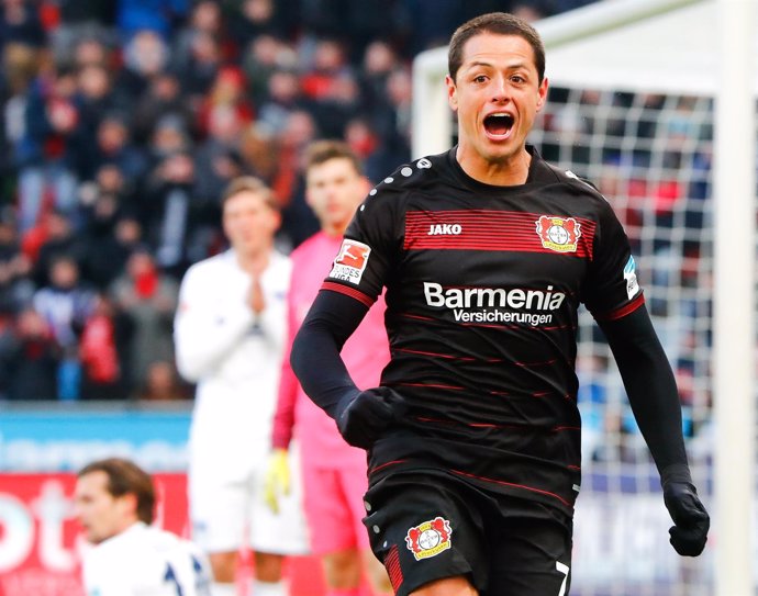 Chicharito Hernández celebra un gol con el Bayer Leverkusen