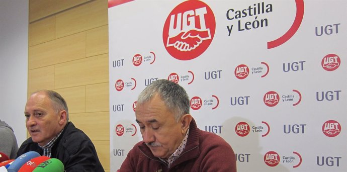 Pepe Álvarez junto a Temprano en una rueda de prensa en Valladolid