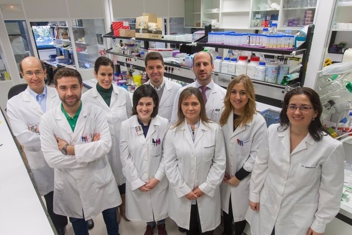 El Dr. Vicent (centro) junto con su equipo del CIMA y de la Clínica Universidad.