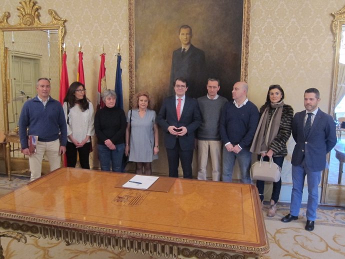 El alcalde firma convenio con asociaciones de guías de turismo
