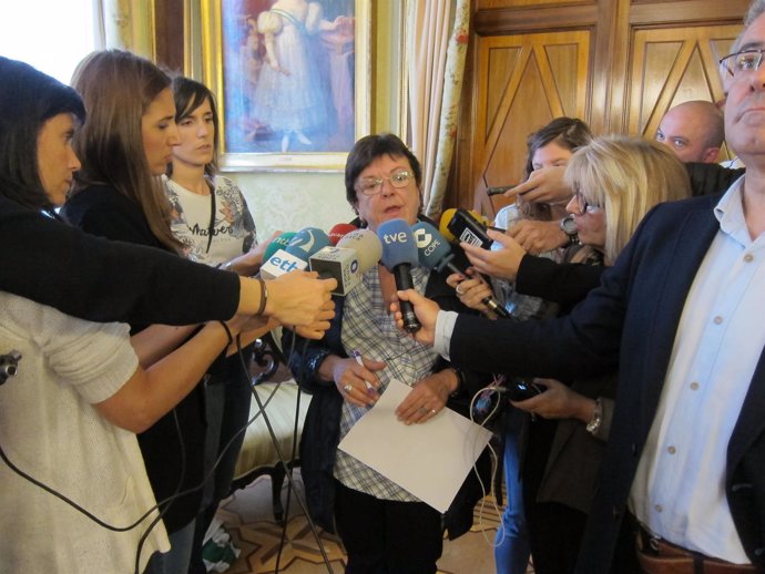 María José Beaumont atendiendo a los medios.