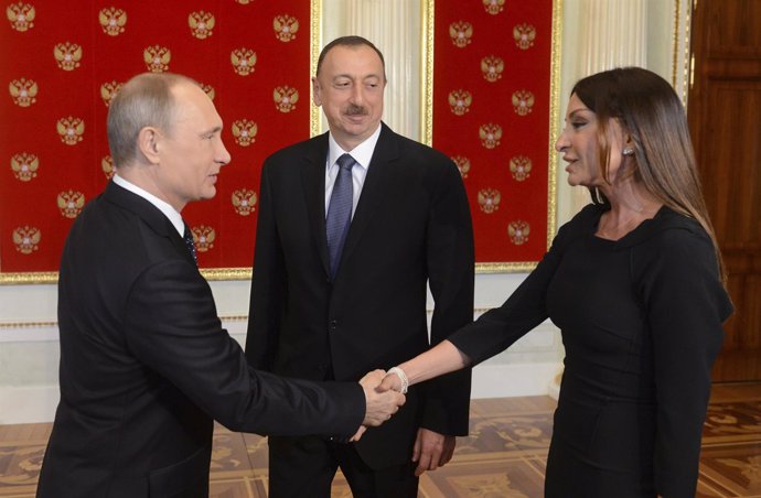 Vladimir Putin con Mehriban Aliyeva e Ilham Aliyev