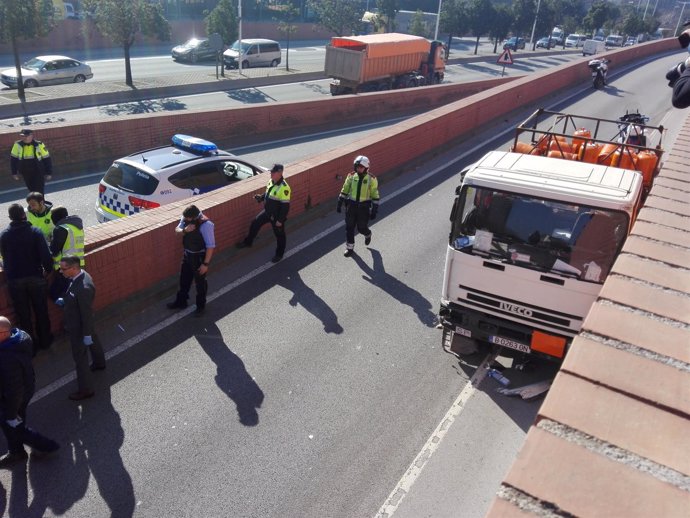 Camión de butano interceptado con el hombre detenido por robarlo en Barcelona