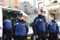 La Policía Municipal lucirá su nuevo uniforme a partir de mayo, de color azul y con una nueva braga de cuello anticorte