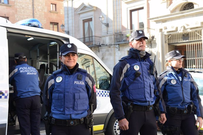 Agentes con el nuevo uniforme de Policía Municipal de color azul