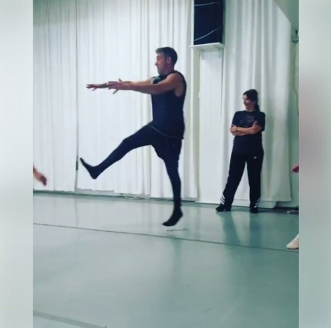 Padres bailan junto a su hijas y el resultado es desastroso