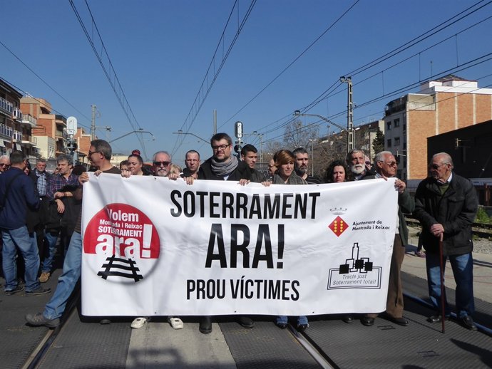 Concentració silenciosa en les vies del tren de Montcada 