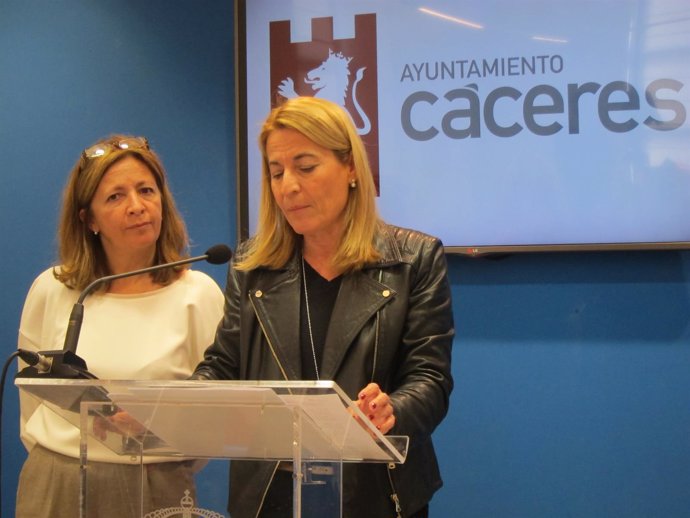La alcaldesa de Cáceres, Elena Nevado, y la concejala de AASS     