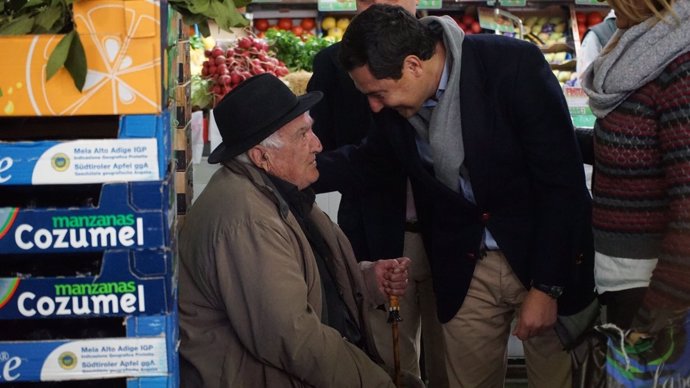 Juanma Moreno visita un mercado de abastos