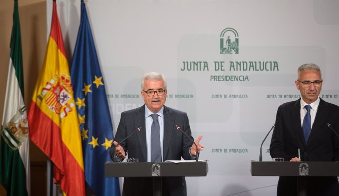 El vicepresidente de la Junta, Manuel Jiménez Barrios, en rueda de prensa