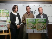 Toda la comarca de Sierra de Gata se suma a la tradicional 'Fiesta del Árbol' de Villanueva de la Sierra (Cáceres)