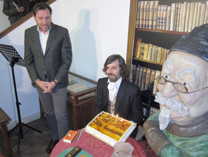 José Zorrilla con su tarta de cumpleaños