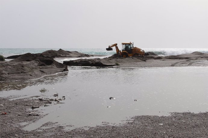Efectos del temporal en la playa de Poniente de Motril