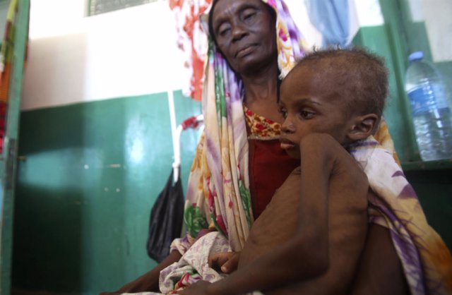 Mujer somalí con un niño desnutrido en un hospital de Mogadiscio