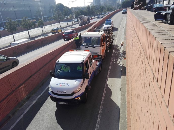 Retiren de la Ronda Litoral el camió de butà robat