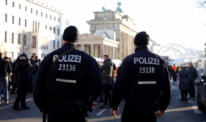 Policías alemanes patrullan las calles de Berlín