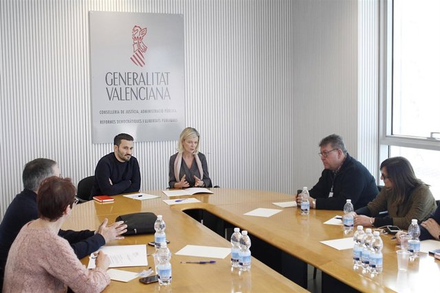 Bravo y Marzà informan a los sindicatos sobre el requisito lingüístico