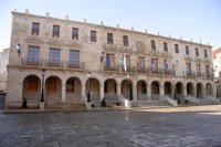 Ayuntamiento de Soria renueva los acuerdos para atender a personas vulnerables como mayores o mujeres maltratadas