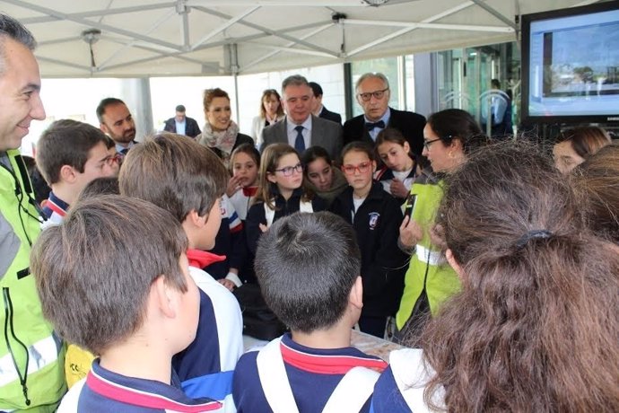 Escolares participan en la jornada de puertas abiertas de la Junta en Huelva.