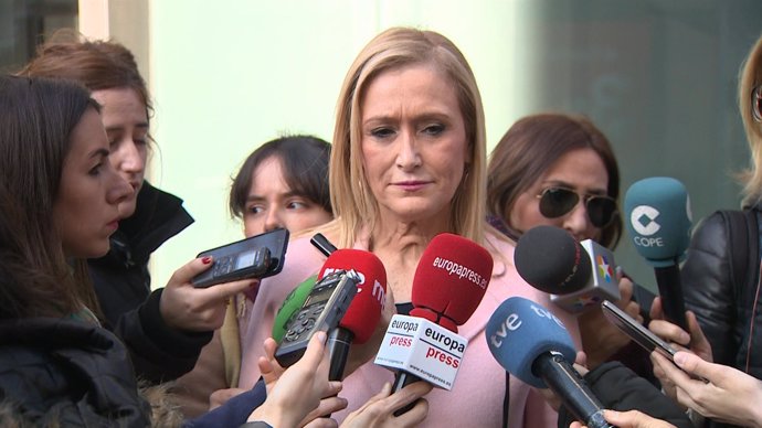 Cifuentes presenta 3.706 avales para presentar su candidatura