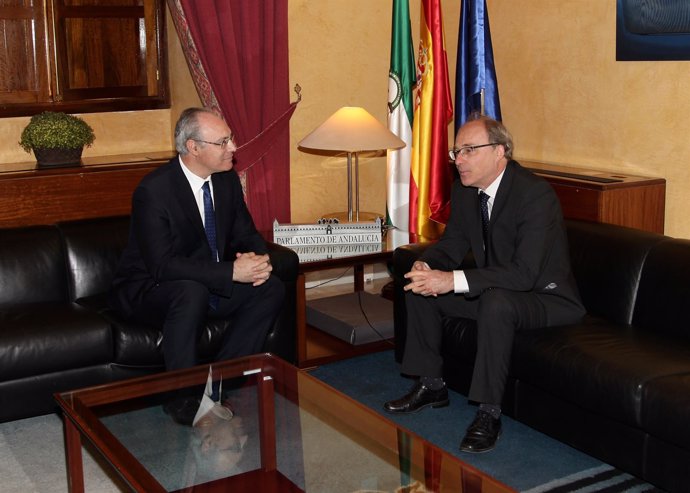 El presidente del Parlamento conversa con cónsul general de Francia en Sevilla
