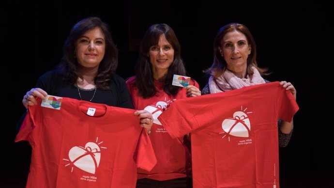 Aitana Sánchez-Gijón (centro), posando con la camiseta
