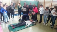 Profesionales del Hospital de Puente Genil (Córdoba) realizan un taller de RCP masivo para alumnos de secundaria