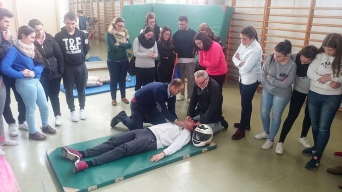 Profesionales, profesores y alumnos durante el taller de RCP