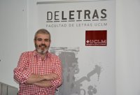 Caprile reconoce que si dejara de ser modisto se reciclaría en el diseño de figurines