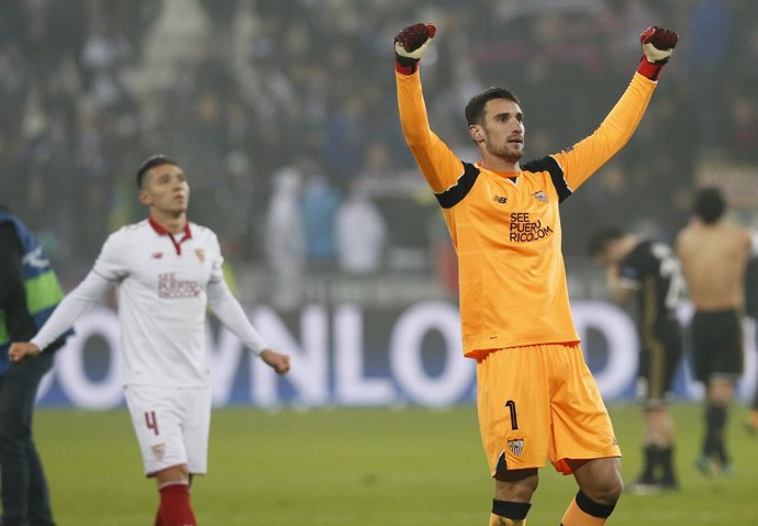 El Sevilla celebra el pase a octavos de la Champions. Sergio Rico levanta brazos