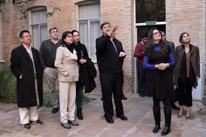 Layhoon Chan  y Mónica Oltra visitan juntas un centro de menores