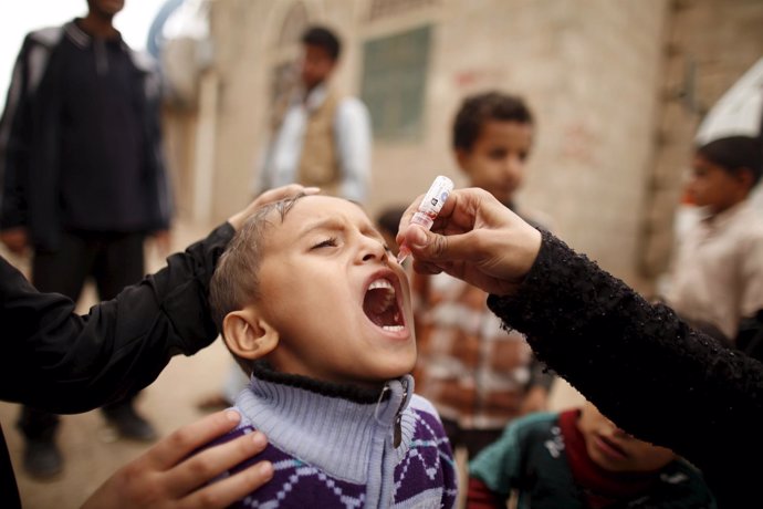 Un niño recibe la vacuna contra la polio en la capital de Yemen, Saná 