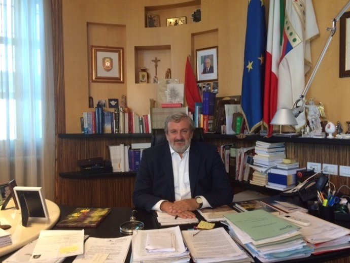 El presidente de la región de Apulia, Michele Emiliano, en su despacho de Bari