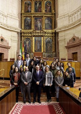 Alumnos del máster de Culturas de Paz de la Cátedra Unesco visitan el Parlamento