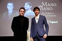 Roca Rey y José Ribagorda cuelgan el cartel de "no hay billetes" en el Mano a mano de la Fundación Cajasol