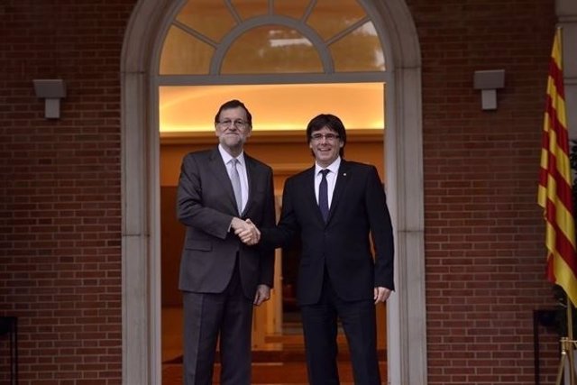 Mariano Rajoy y Carles Puigdemont. 