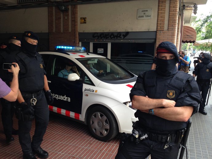 UUn cotxe patrulla dels Mossos amb un deteningut de l'operació contra Latin