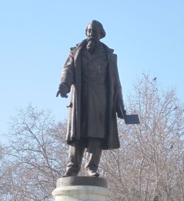                                Estatua De José Zorrilla En Valladolid