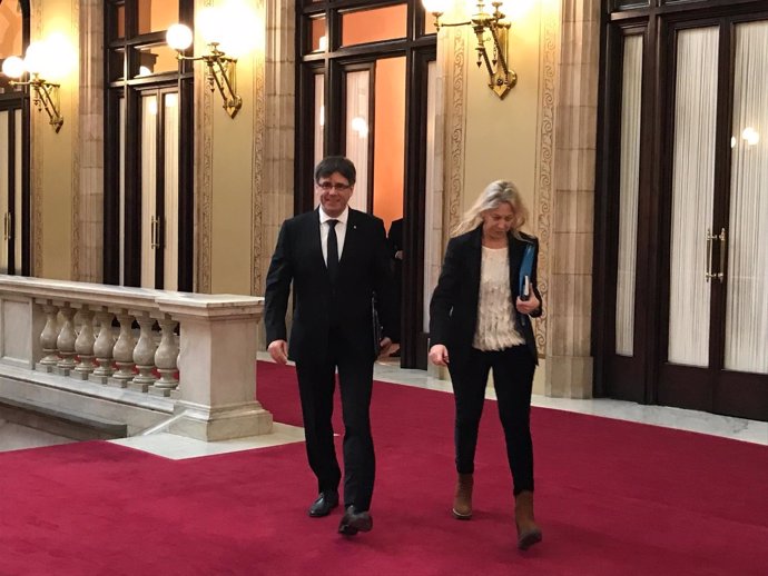 Pte.Carles Puigdemont sale de su despachocon la consellera Neus Munté