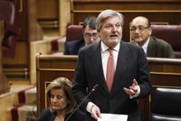 Méndez de Vigo asegura que en los presupuestos de 2017 "habrá aumento para becas" y llama al PSOE a apoyarlos