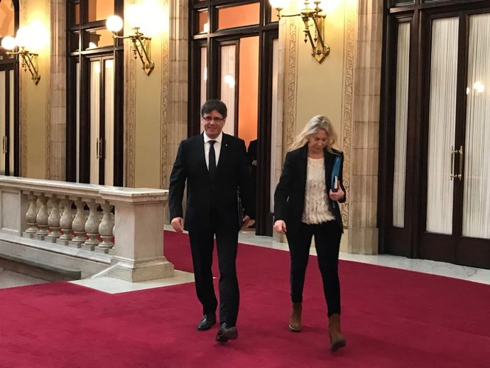 Pres. Carles Puigdemont surt del seu despatx amb consellera Neus Munté