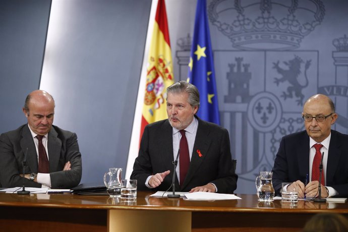 Luis de Guindos, Méndez de Vigo y Cristóbal Montoro tras el Consejo de Ministros