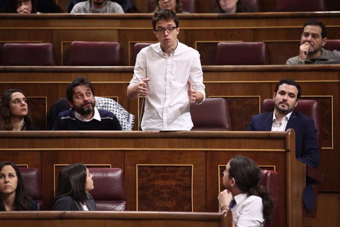 Íñigo Errejón y Pablo Iglesias en la sesión de control al Gobierno