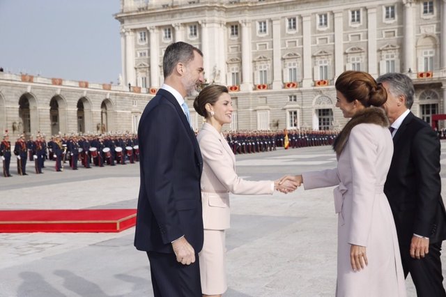 Mauricio Macri y Juliana Awada son recibidos por los Reyes
