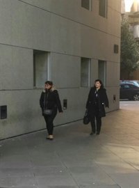 La juez amenaza con expulsar a la acusada del asesinato de su hijo si protagoniza un nuevo incidente