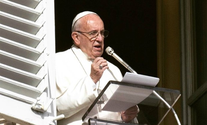 El papa Francesc des del balcó del seu despatx al Vaticà