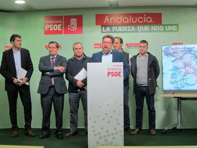 En el centro, el parlamentario andaluz del PSOE Rodrigo Sánchez