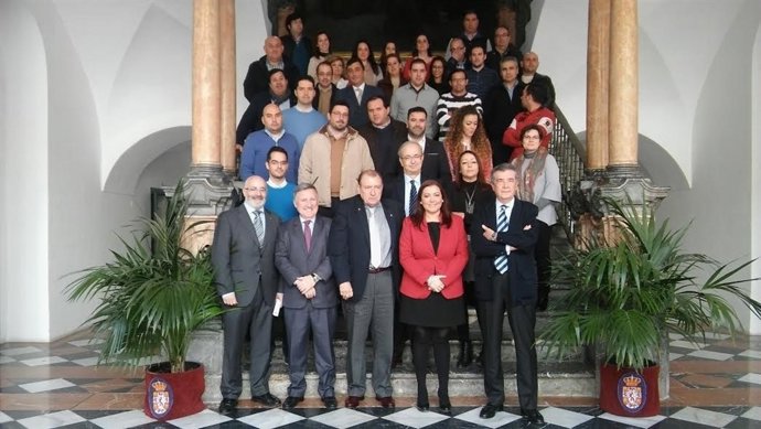 Carrillo (centro), junto a profesores y asistentes al curso