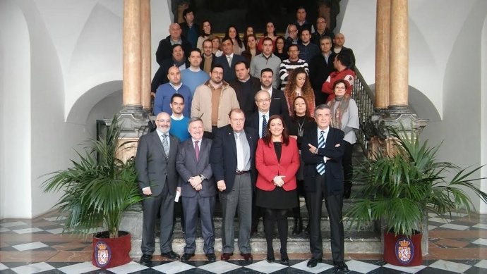 Carrillo (centro), junto a profesores y asistentes al curso