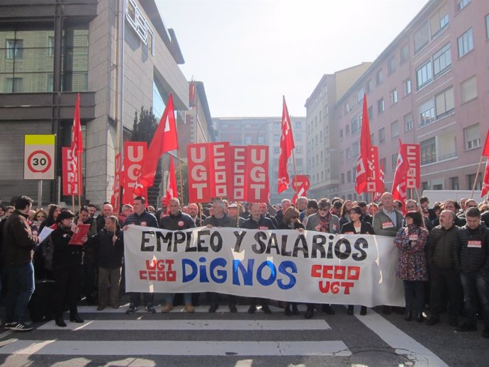 Concentración de UGT y CCOO por un empleo y salarios "dignos"